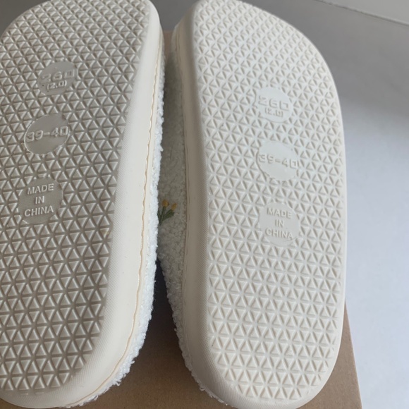 Preppy Tree Slippers - Picture 6 of 7